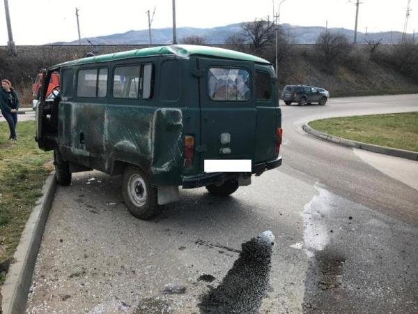 В Кисловодске от сильного удара перевернулся внедорожник, трое пострадали